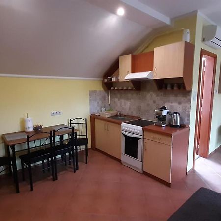 Rozmaring Apartmanok Gyula Exterior photo