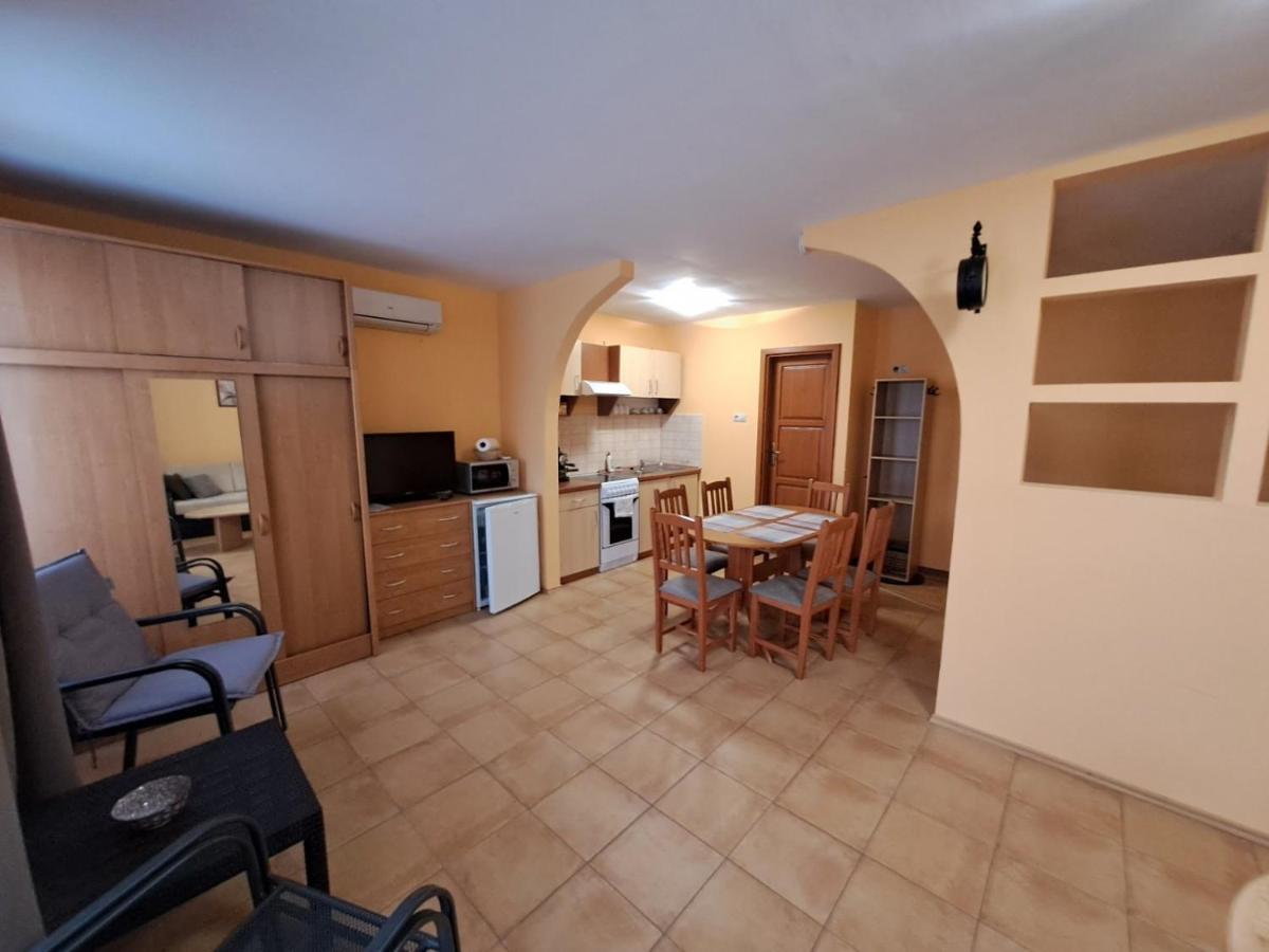 Rozmaring Apartmanok Gyula Exterior photo