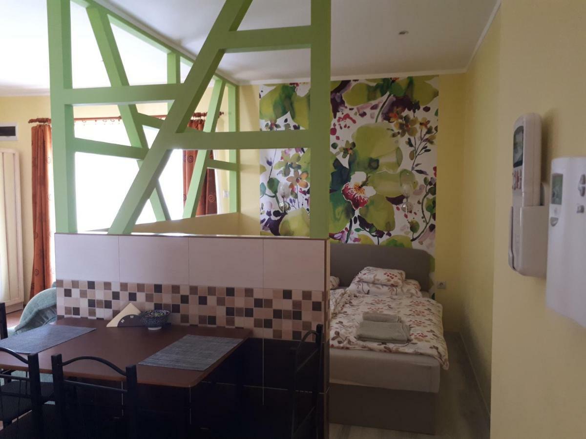 Rozmaring Apartmanok Gyula Exterior photo