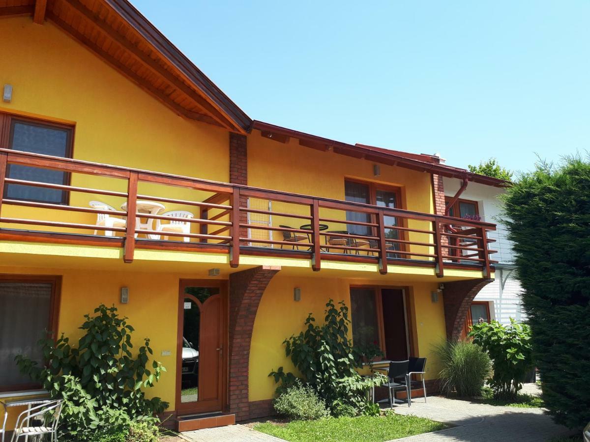 Rozmaring Apartmanok Gyula Exterior photo